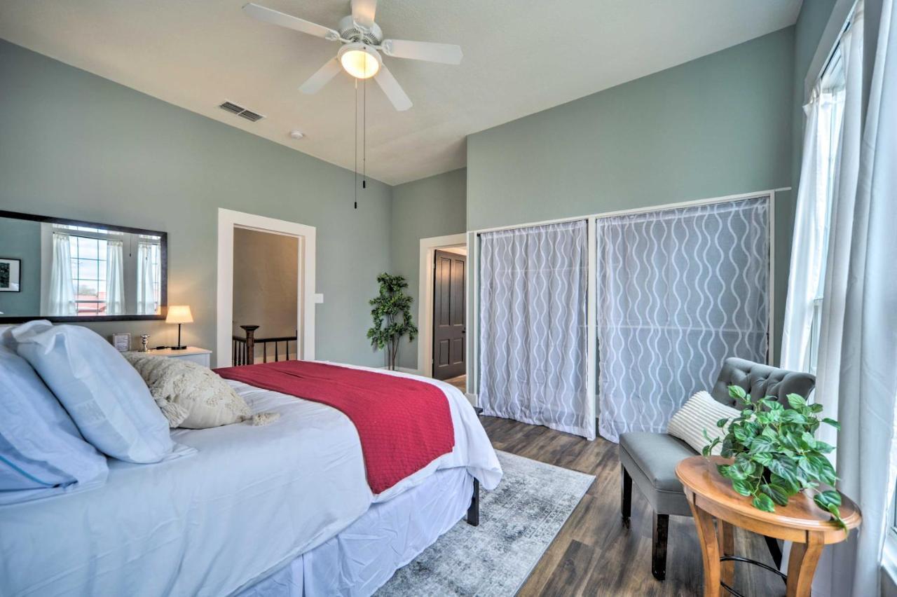Spacious Abode, Walk To Texas Heroes Square! Gonzales Eksteriør bilde