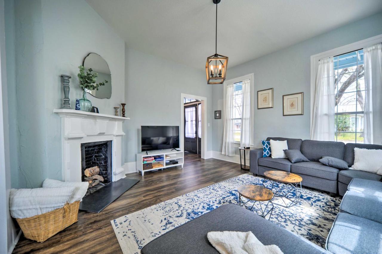 Spacious Abode, Walk To Texas Heroes Square! Gonzales Eksteriør bilde